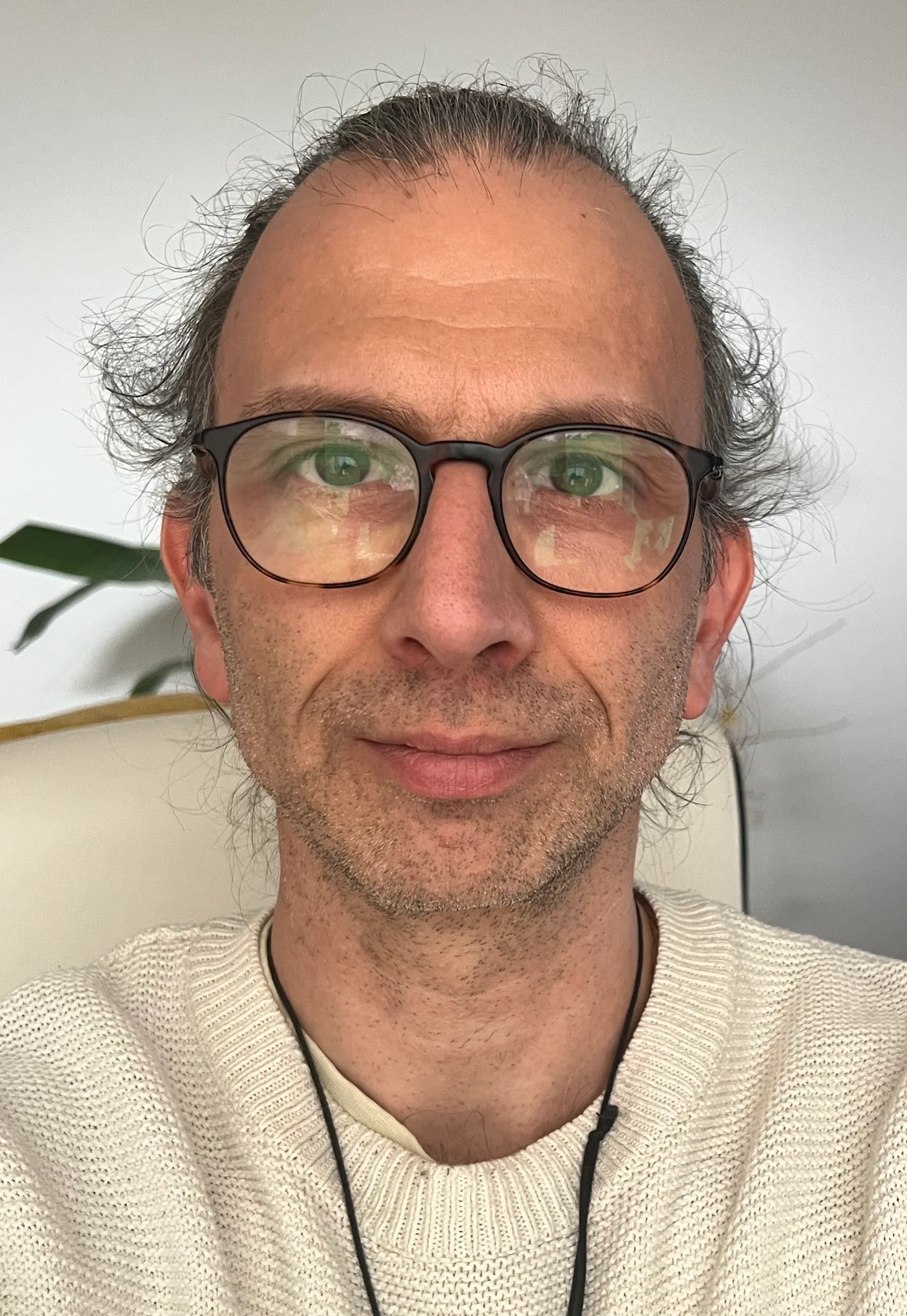 Marco Penitenti ricerca nella pedagogia teatrale e crescita personale dal 2011. Propone percorsi di gruppo e individuali per lo Star Bene e l'Evoluzione di sé stessi.